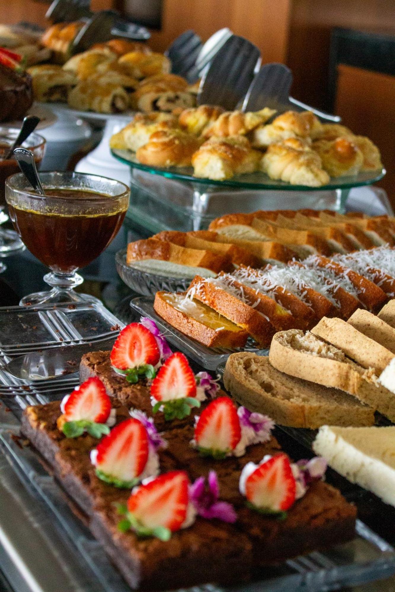 Hotel Senac Ilha Do Boi Vitória Kültér fotó A selection of Italian pastries